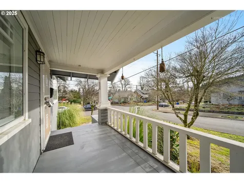 6833 SE Stark Street Portland OR 97215