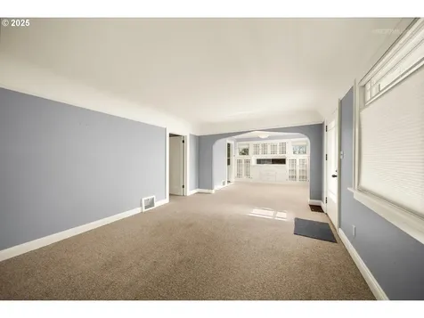 6833 SE Stark Street Portland OR 97215