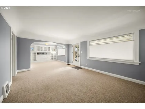 6833 SE Stark Street Portland OR 97215
