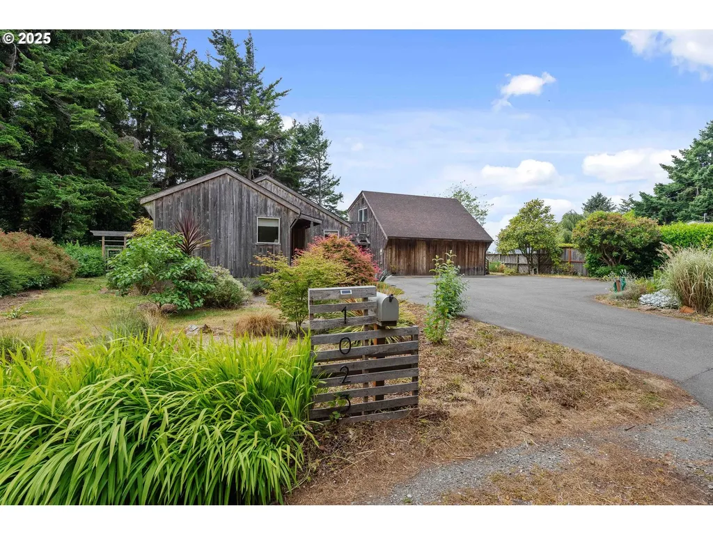 1023 Michigan Avenue NE Bandon OR 97411