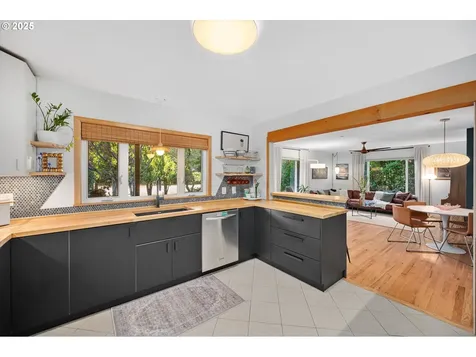 6136 SE Harney Street Portland OR 97206