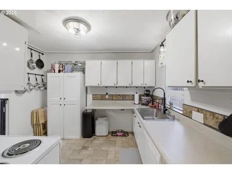 3090 D Street NE Salem OR 97301