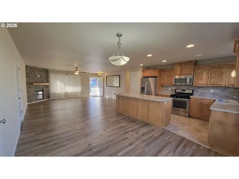 1570 W Basil Street Roseburg OR 97471