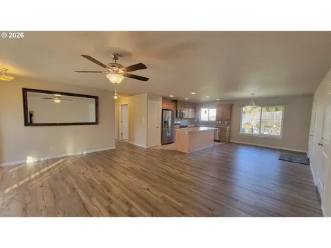1570 W Basil Street Roseburg OR 97471