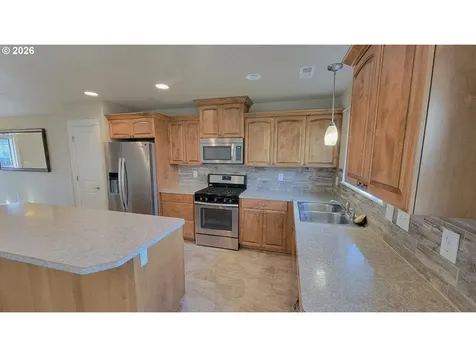 1570 W Basil Street Roseburg OR 97471