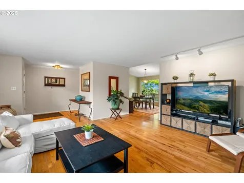 6907 SW Florence Lane Portland OR 97223