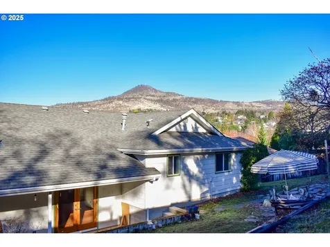 130 Candice Court Medford OR 97504