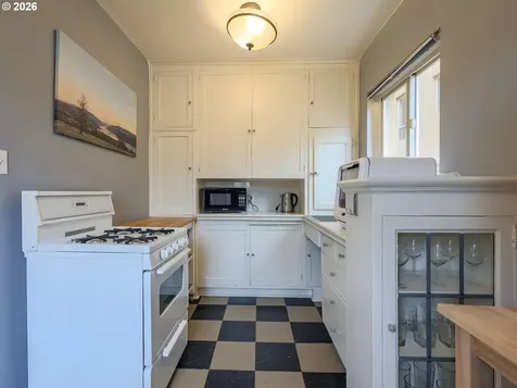 709 SW 16th Avenue Portland OR 97205