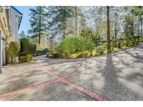 965 S Comus Street Portland OR 97219