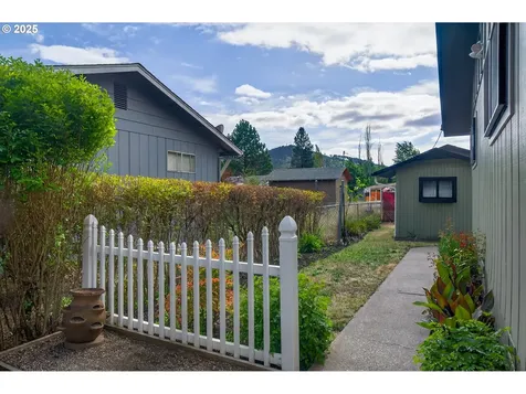 207 Hawthorne Street Sutherlin OR 97479