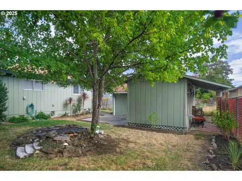 207 Hawthorne Street Sutherlin OR 97479