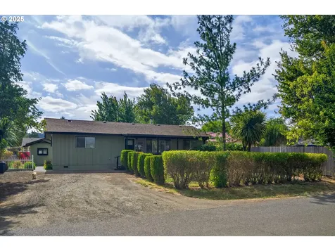 207 Hawthorne Street Sutherlin OR 97479
