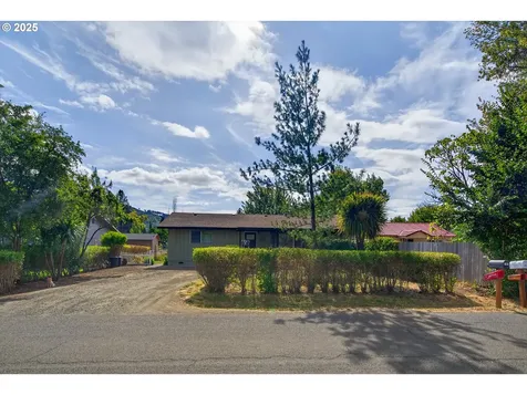 207 Hawthorne Street Sutherlin OR 97479