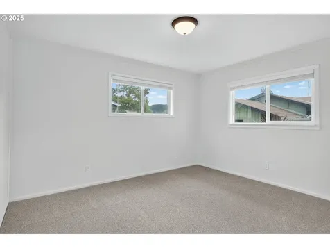 207 Hawthorne Street Sutherlin OR 97479