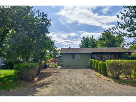 207 Hawthorne Street Sutherlin OR 97479