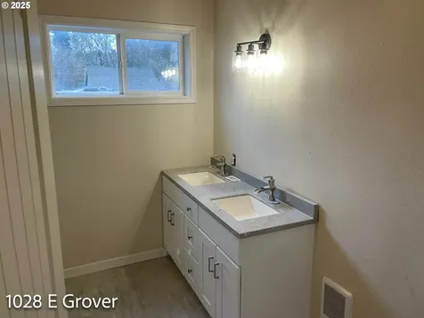 1028 E Grover Avenue Cottage Grove OR 97424
