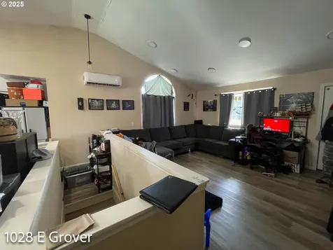 1028 E Grover Avenue Cottage Grove OR 97424