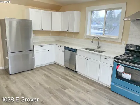 1028 E Grover Avenue Cottage Grove OR 97424