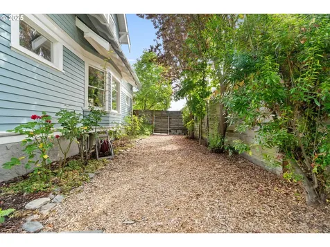 5037 NE 16th Avenue Portland OR 97211