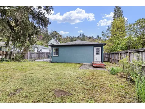 1402 SE Court Avenue Roseburg OR 97470
