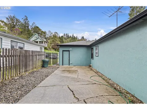 1402 SE Court Avenue Roseburg OR 97470