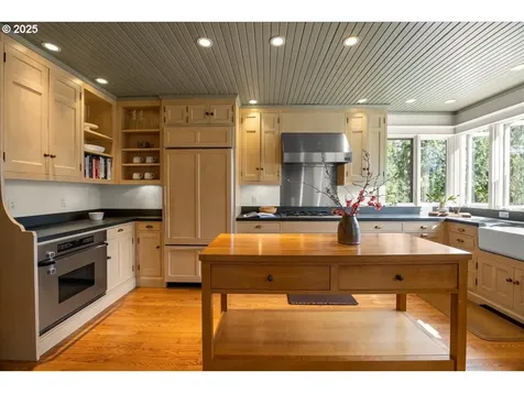 1509 S Carey Lane Portland OR 97219