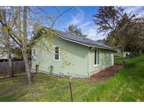 1755 NE Klamath Avenue Roseburg OR 97470