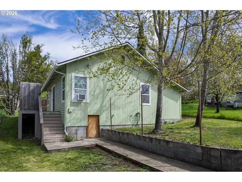 1755 NE Klamath Avenue Roseburg OR 97470