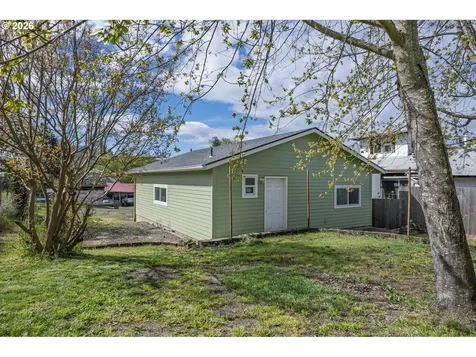 1755 NE Klamath Avenue Roseburg OR 97470