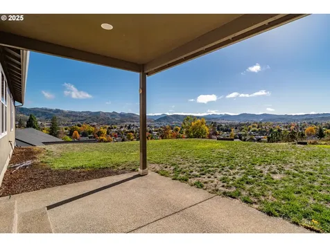 246 Palmdale Avenue Roseburg OR 97471