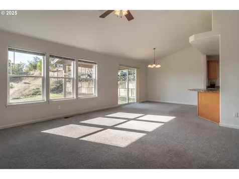 246 Palmdale Avenue Roseburg OR 97471