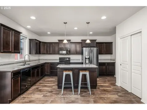 1051 S 54th Street Springfield OR 97478