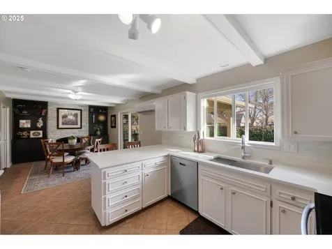 6198 SE Lois Street Hillsboro OR 97123