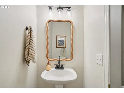 1925 Meadowood Loop Woodland WA 98674