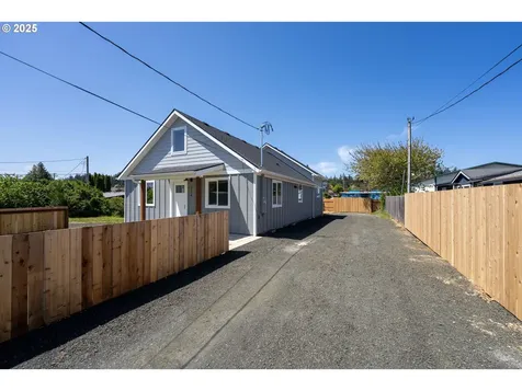2134 Everett Avenue North Bend OR 97459