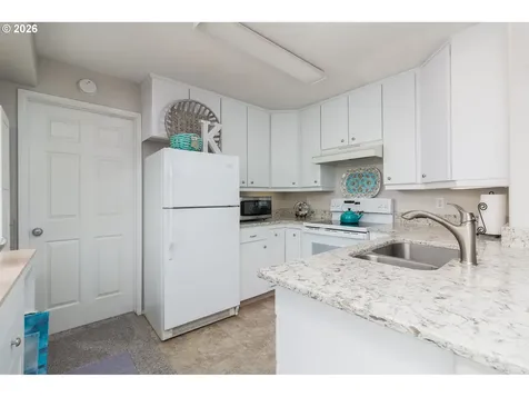 5725 El Mar Avenue Lincoln City OR 97367