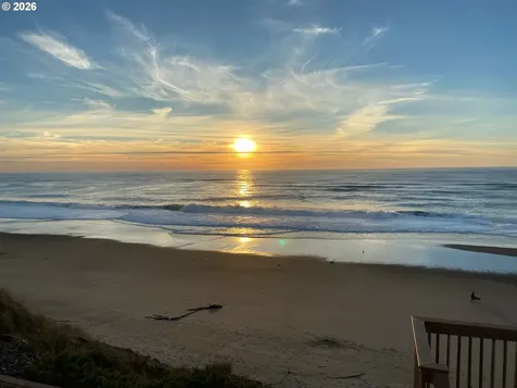 5725 El Mar Avenue Lincoln City OR 97367