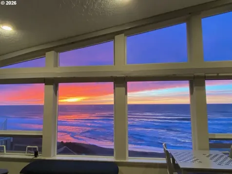5725 El Mar Avenue Lincoln City OR 97367