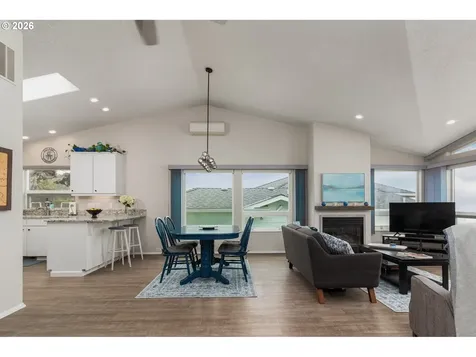 5725 El Mar Avenue Lincoln City OR 97367