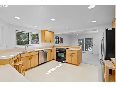 9855 SW 25th Avenue Portland OR 97219