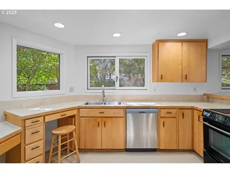 9855 SW 25th Avenue Portland OR 97219