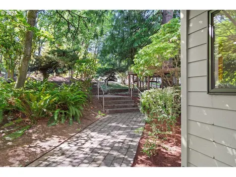 9855 SW 25th Avenue Portland OR 97219