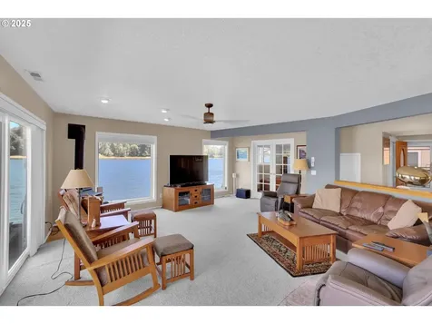 7720 S Macadam Avenue Portland OR 97219