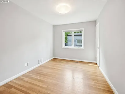 3586 NE Holman Street Portland OR 97211