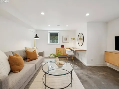 3586 NE Holman Street Portland OR 97211