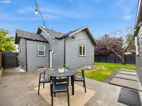 3586 NE Holman Street Portland OR 97211