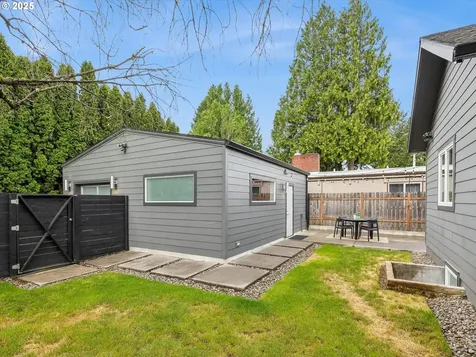 3586 NE Holman Street Portland OR 97211