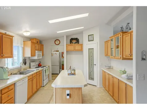 1015 Oak Street Silverton OR 97381