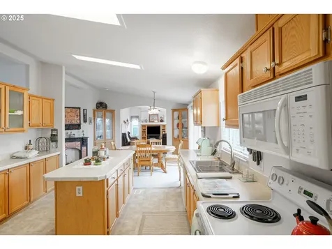 1015 Oak Street Silverton OR 97381