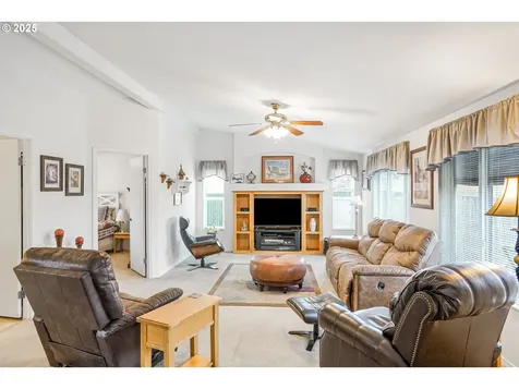 1015 Oak Street Silverton OR 97381
